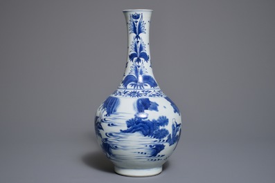 Een Chinese blauwwitte flesvormige vaas met figuratief decor rondom, Transitie periode