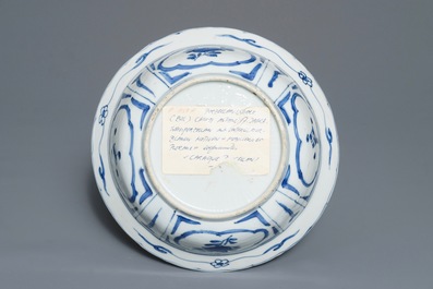 Un bol en porcelaine de Chine bleu et blanc de type kraak &agrave; d&eacute;cor d'un panier fleuri, Wanli
