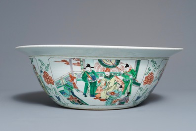 A very large Chinese famille verte bowl with decorated base, 19th C.
