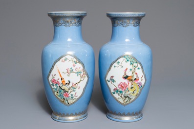 Een paar Chinese famille rose vazen met lavendel fondkleur, Qianlong merk, Republiek, 20e eeuw