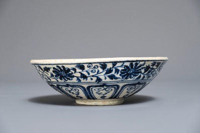 A Vietnamese blue and white bowl with floral design, poss. L&ecirc; Dynasty, 14/15th C.