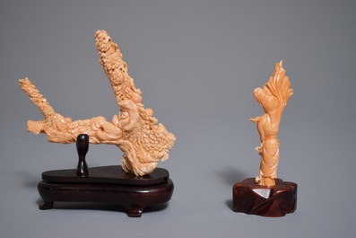 Deux figures en corail sculpt&eacute; sur socles en bois, Chine, 19/20&egrave;me
