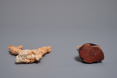 Deux figures en corail sculpt&eacute; sur socles en bois, Chine, 19/20&egrave;me