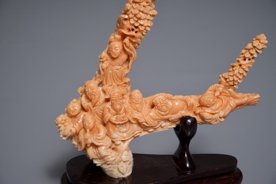 Deux figures en corail sculpt&eacute; sur socles en bois, Chine, 19/20&egrave;me