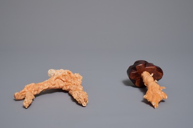 Deux figures en corail sculpt&eacute; sur socles en bois, Chine, 19/20&egrave;me