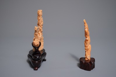 Deux figures en corail sculpt&eacute; sur socles en bois, Chine, 19/20&egrave;me