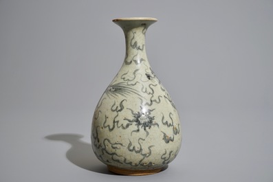 Un vase de forme bouteille &agrave; d&eacute;cor d'un dragon, Sawankhalok, Tha&iuml;lande, 17&egrave;me