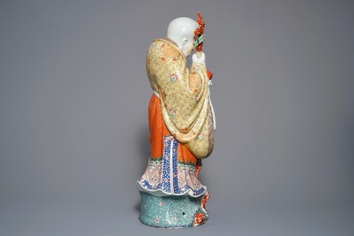 Een grote Chinese famille rose figuur van Shou Lao, 19/20e eeuw