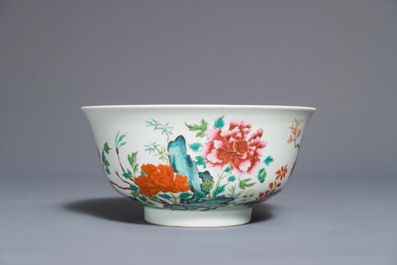 A Chinese famille rose bowl with flowers, Daoguang mark, 19/20th C.