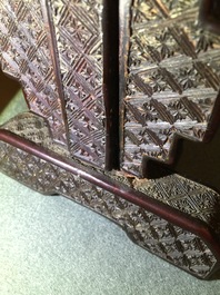 A Chinese red and black cinnabar lacquer table screen with figures, 19/20th C.