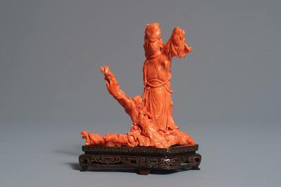 Une figure d'un sage avec enfant en corail rouge sculpt&eacute;, Chine, 19/20&egrave;me