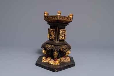 Un autel d'offerande en laque et bois dor&eacute; pour le march&eacute; Peranakan ou Straits, Chine, 19&egrave;me