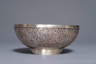 Un bol ajour&eacute; en argent mont&eacute; d'un int&eacute;rieur en verre bleu, Chine, 19/20&egrave;me