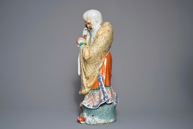Een grote Chinese famille rose figuur van Shou Lao, 19/20e eeuw