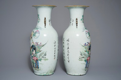 Une paire de vases en porcelaine de Chine famille rose &agrave; d&eacute;cor de figures, 19/20&egrave;me