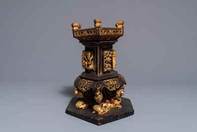 Un autel d'offerande en laque et bois dor&eacute; pour le march&eacute; Peranakan ou Straits, Chine, 19&egrave;me