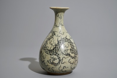 Un vase de forme bouteille &agrave; d&eacute;cor d'un dragon, Sawankhalok, Tha&iuml;lande, 17&egrave;me