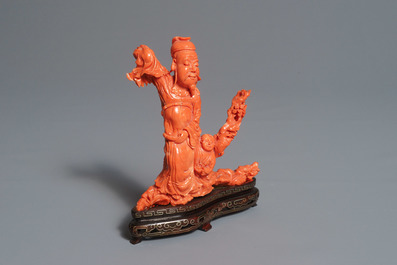 Une figure d'un sage avec enfant en corail rouge sculpt&eacute;, Chine, 19/20&egrave;me