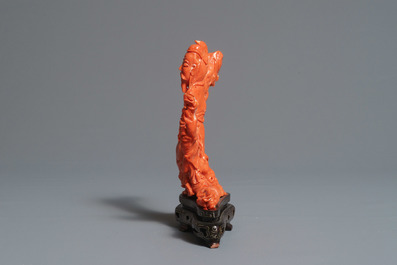 Une figure d'un sage avec enfant en corail rouge sculpt&eacute;, Chine, 19/20&egrave;me