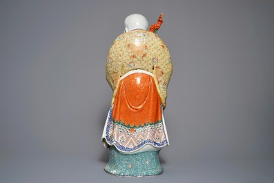 Een grote Chinese famille rose figuur van Shou Lao, 19/20e eeuw