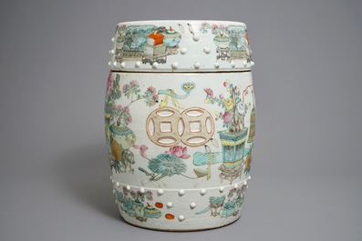 Een Chinese qianjiang cai tuinzit met decor van kostbaarheden, 19/20e eeuw
