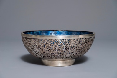 Un bol ajour&eacute; en argent mont&eacute; d'un int&eacute;rieur en verre bleu, Chine, 19/20&egrave;me
