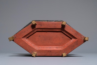 Un autel d'offerande en laque et bois dor&eacute; pour le march&eacute; Peranakan ou Straits, Chine, 19&egrave;me