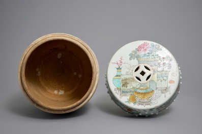Een Chinese qianjiang cai tuinzit met decor van kostbaarheden, 19/20e eeuw