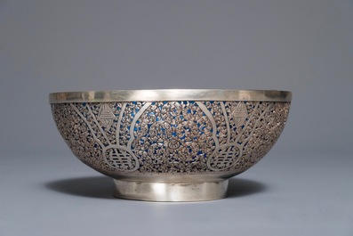 Un bol ajour&eacute; en argent mont&eacute; d'un int&eacute;rieur en verre bleu, Chine, 19/20&egrave;me