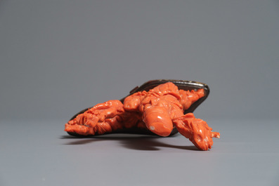 Une figure d'un sage avec enfant en corail rouge sculpt&eacute;, Chine, 19/20&egrave;me