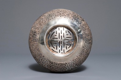 Un bol ajour&eacute; en argent mont&eacute; d'un int&eacute;rieur en verre bleu, Chine, 19/20&egrave;me