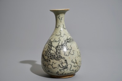 Un vase de forme bouteille &agrave; d&eacute;cor d'un dragon, Sawankhalok, Tha&iuml;lande, 17&egrave;me