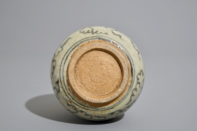 Un vase de forme bouteille &agrave; d&eacute;cor d'un dragon, Sawankhalok, Tha&iuml;lande, 17&egrave;me