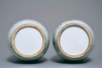 Une paire de vases en porcelaine de Chine famille rose &agrave; d&eacute;cor de figures, 19/20&egrave;me