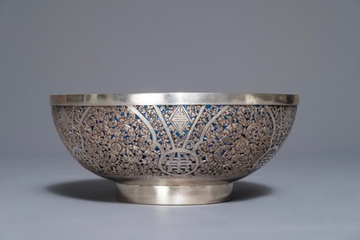 Un bol ajour&eacute; en argent mont&eacute; d'un int&eacute;rieur en verre bleu, Chine, 19/20&egrave;me