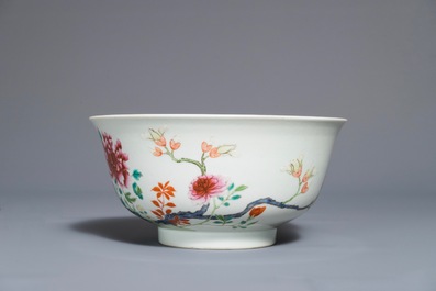 A Chinese famille rose bowl with flowers, Daoguang mark, 19/20th C.