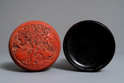 Deux bo&icirc;tes couvertes en laque rouge, Chine, 20&egrave;me