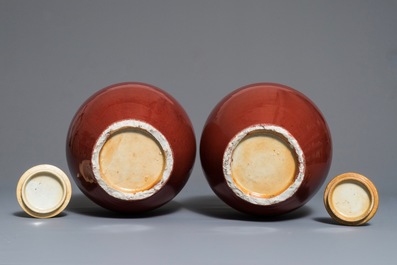 Une paire de pots couverts en porcelaine de Chine sang de boeuf, 19&egrave;me