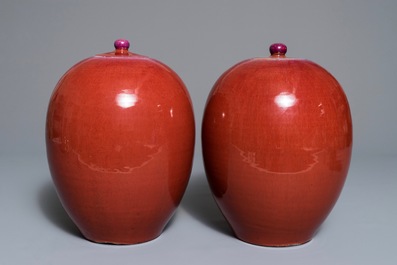 Une paire de pots couverts en porcelaine de Chine sang de boeuf, 19&egrave;me