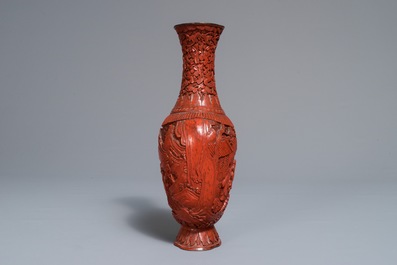 Un vase et une bo&icirc;te couverte de forme ronde en laque rouge, Chine, 19/20&egrave;me