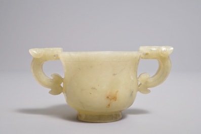 Een Chinese jade kop met drakenoren, 19e eeuw