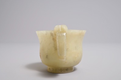 Een Chinese jade kop met drakenoren, 19e eeuw