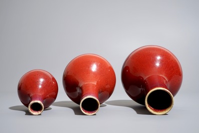 Trois vases de forme bouteille en porcelaine de Chine monochrome sang de boeuf, 19/20&egrave;me