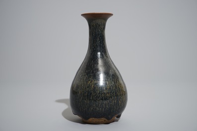Un vase Jianyao de forme yuhuchunping de type "fourrure de li&egrave;vre", Song ou apr&egrave;s