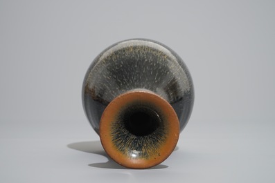 Un vase Jianyao de forme yuhuchunping de type "fourrure de li&egrave;vre", Song ou apr&egrave;s