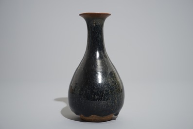 Un vase Jianyao de forme yuhuchunping de type "fourrure de li&egrave;vre", Song ou apr&egrave;s
