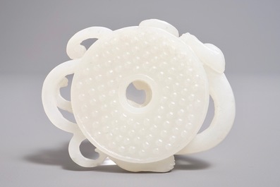 Un disque bi au dragon en jade blanc sculpt&eacute;, Chine, 20&egrave;me