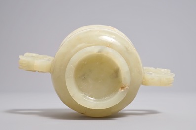Een Chinese jade kop met drakenoren, 19e eeuw