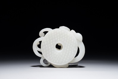 Un disque bi au dragon en jade blanc sculpt&eacute;, Chine, 20&egrave;me
