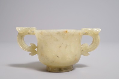 Een Chinese jade kop met drakenoren, 19e eeuw